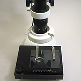 マイクロスコープや実体顕微鏡のスタンドに取付可能