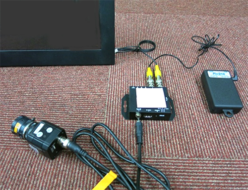 分割器でビデオ信号を2分割して、ビデオ記録器とモニタに出力